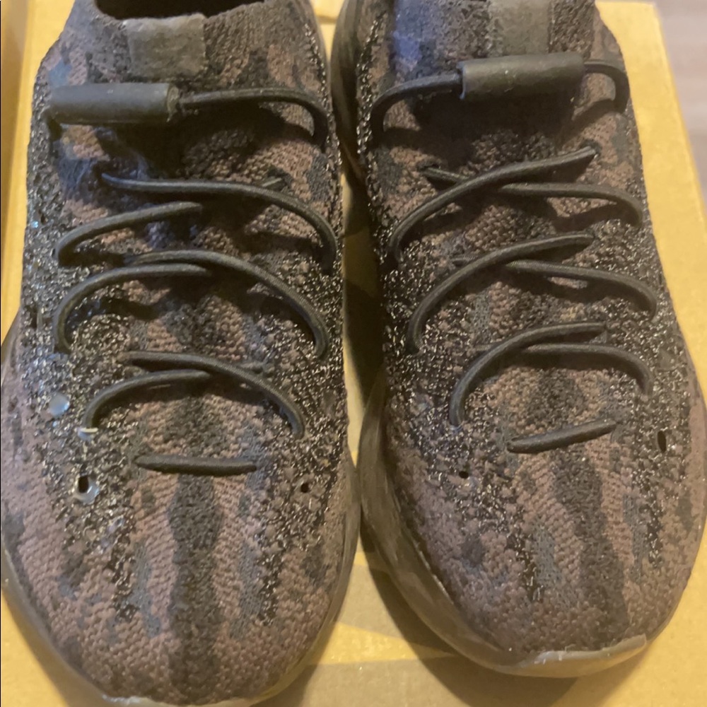 Yeezy Size 11.5K ( Kids Sneaker )